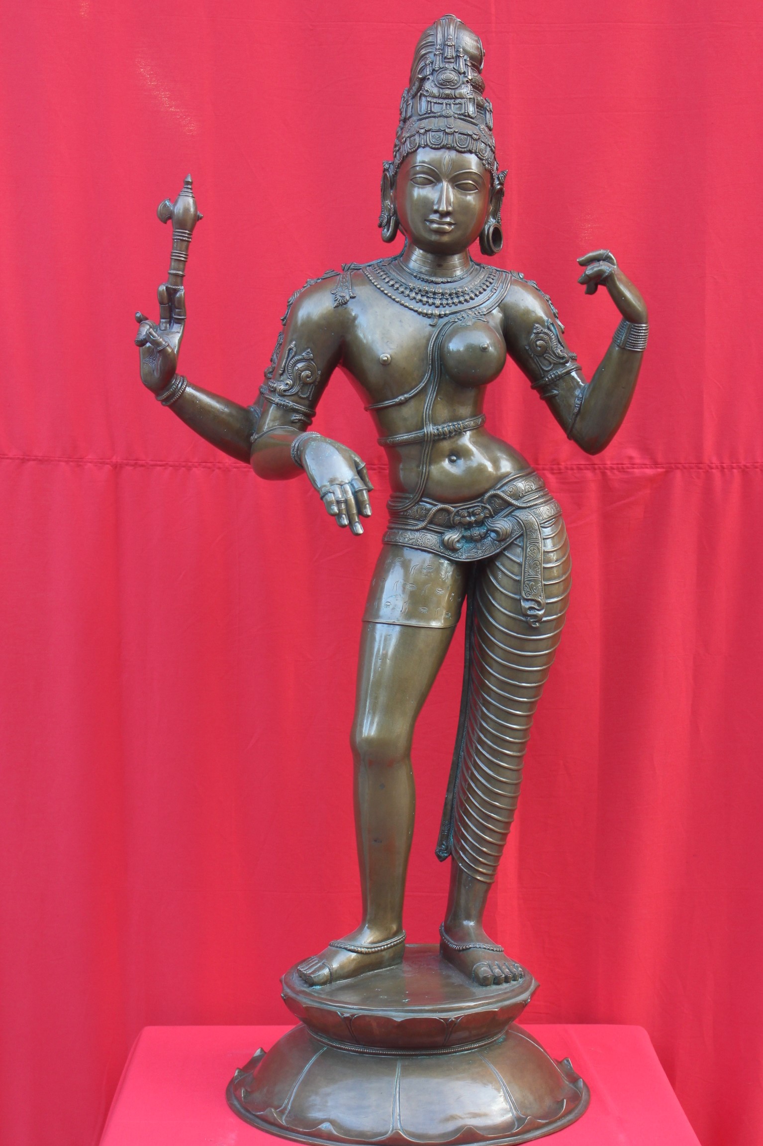 Discover the history of Chola Ardhanarishwara bronze sculptures, masterpieces from Tamil Nadu's Chola dynasty. Explore their cultural and religious significance, the ancient lost-wax casting technique, and the profound symbolism of the unity of Shiva and Parvati. A timeless tribute to balance and harmony.